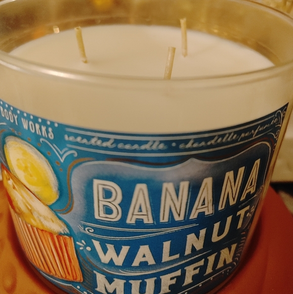 BATH & BODY WORKS 3 WICK CANDLE LIMITED EDITION 🍌 BANANA WALNUT MUFFIN - Picture 2 of 3